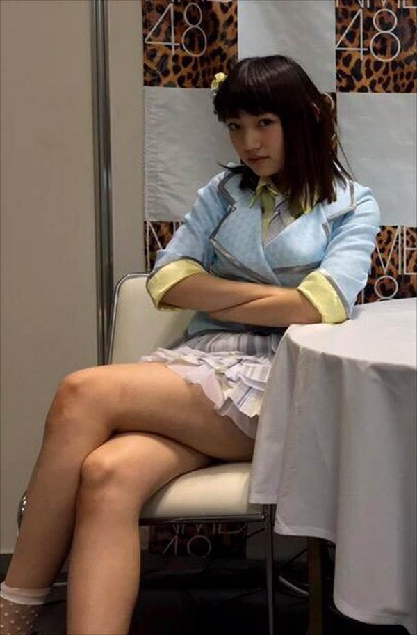 アイドル達のミニスカート衣装から見えるたまらなくエロい太ももが見えてる画像