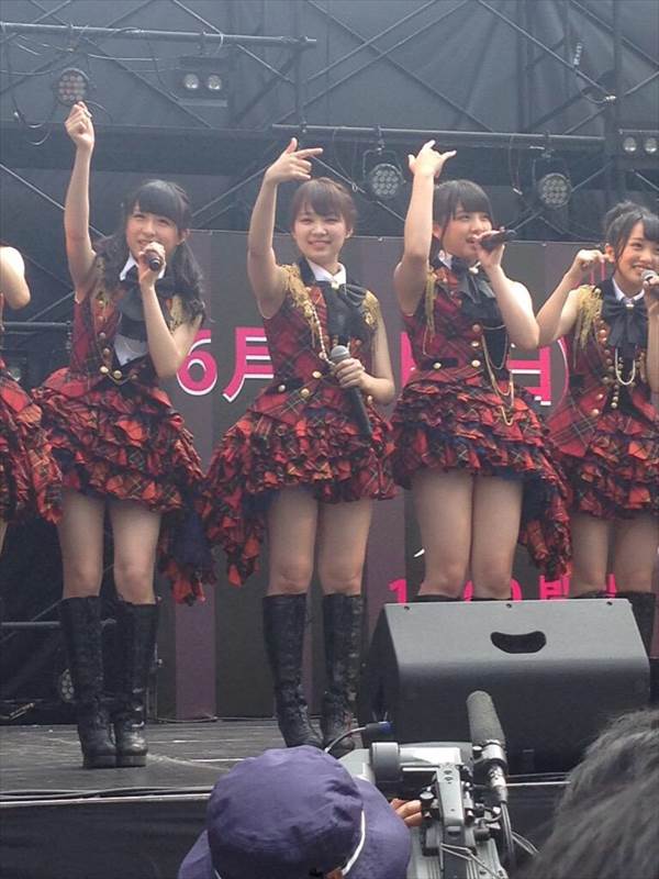 アイドル達のミニスカート衣装から見えるたまらなくエロい太ももが見えてる画像