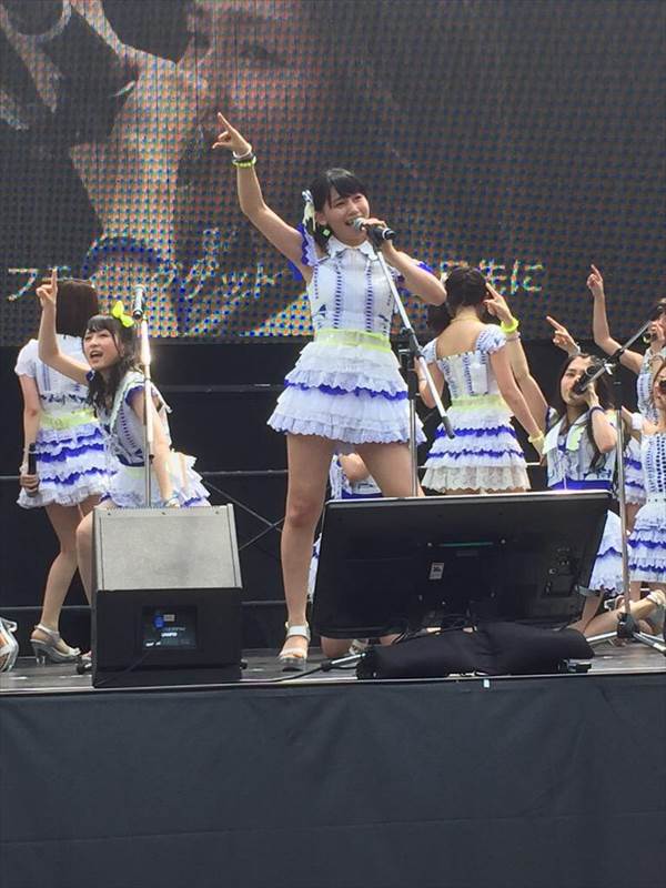 アイドル達のミニスカート衣装から見えるたまらなくエロい太ももが見えてる画像