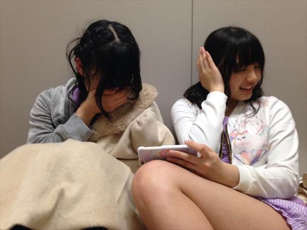 アイドル達のミニスカート衣装から見えるたまらなくエロい太ももが見えてる画像