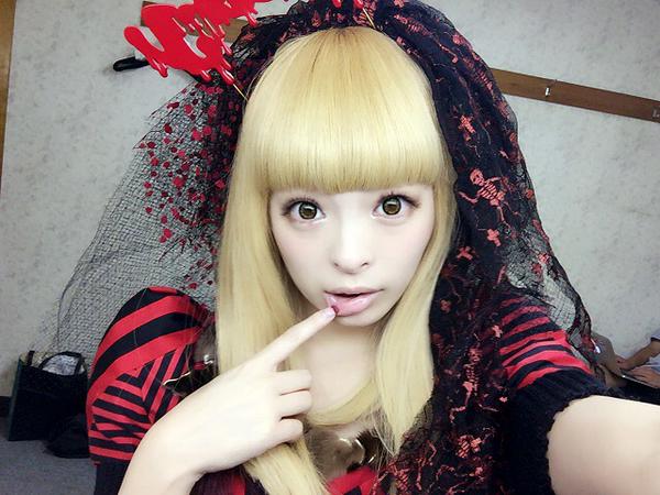 髪の分け目を逆にして話題のきゃりーぱみゅぱみゅのツイッター画像