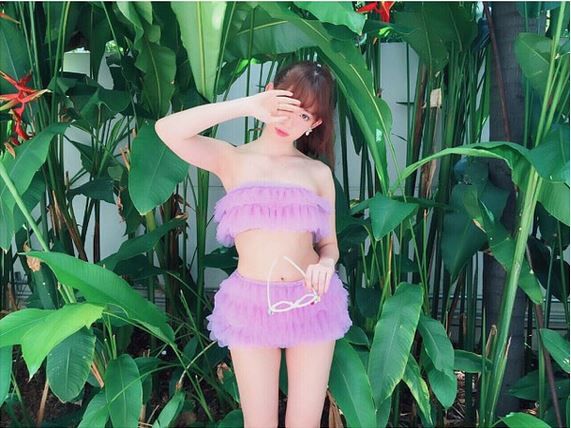 AKB48小嶋陽菜がインスタグラムで紫のレースがついビキニ水着で悩殺ポーズ画像