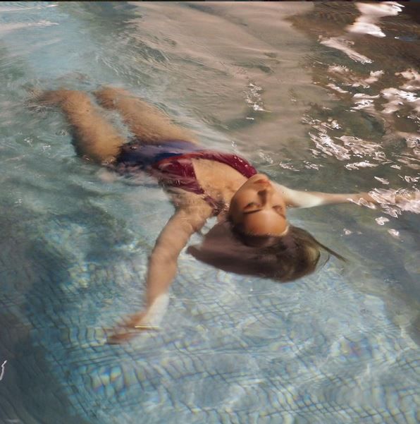 「FUCK YOU」Ｔシャツで物議の水原希子の水着でプールを泳いでる画像