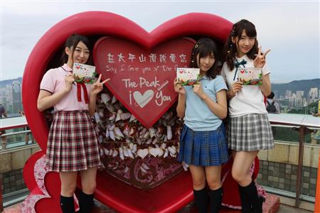 旅番組で香港にいるＡＫＢ４８ツインテール柏木由紀のミニスカートから見える生足太もも画像