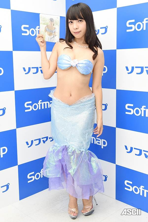 ベスト人妻賞のグラドル宮本彩希がセクシーな人魚のコスチューム姿画像