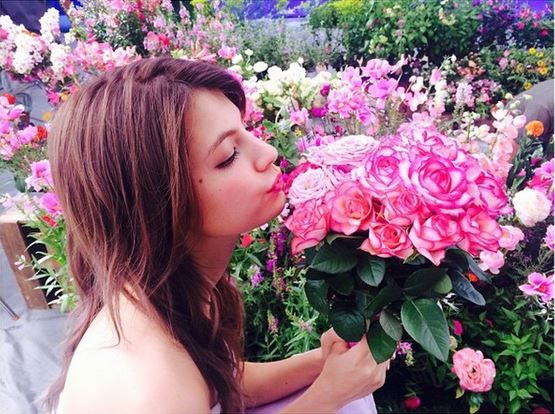 モデルマギーのブラジャーとパンツのエロい下着姿、横乳見えインストグラムエロ画像