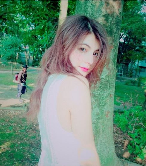 モデルマギーのブラジャーとパンツのエロい下着姿、横乳見えインストグラムエロ画像