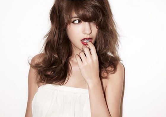 モデルマギーのブラジャーとパンツのエロい下着姿、横乳見えインストグラムエロ画像