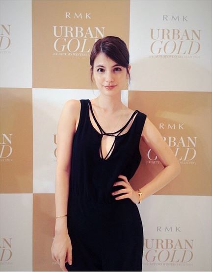 モデルマギーのブラジャーとパンツのエロい下着姿、横乳見えインストグラムエロ画像