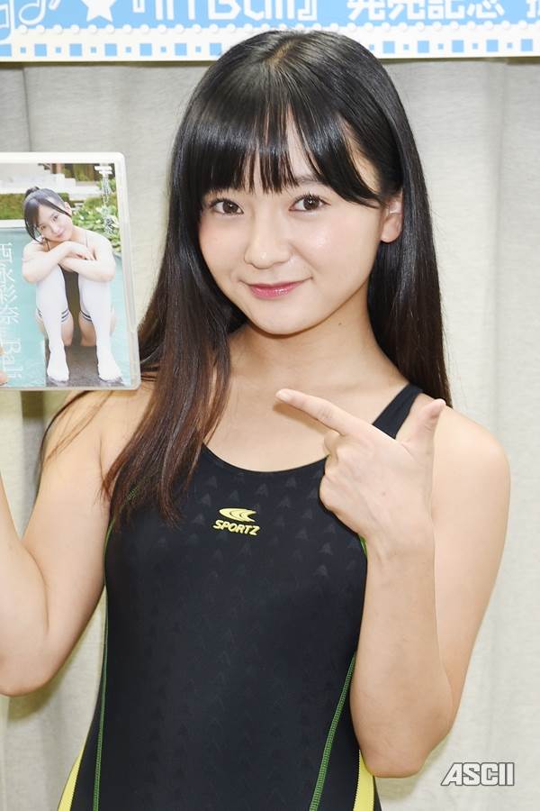 グラビアアイドル西永彩奈の水着画像、DVD「in Bali」で「背中が大きく開いて鋭角なハイレグな競泳水着」