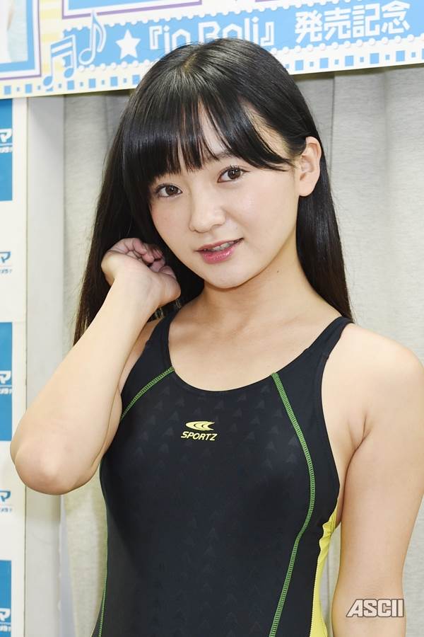 グラビアアイドル西永彩奈の水着画像、DVD「in Bali」で「背中が大きく開いて鋭角なハイレグな競泳水着」
