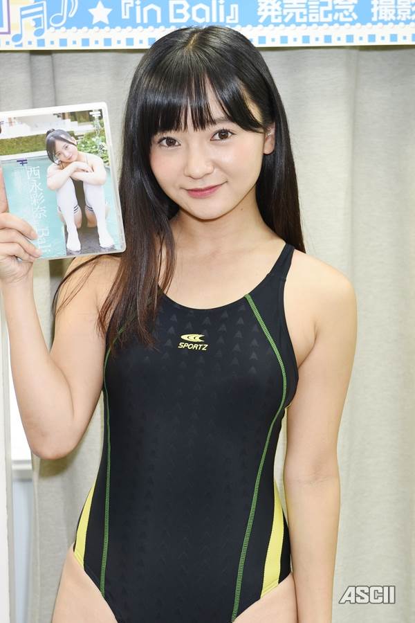 グラビアアイドル西永彩奈の水着画像、DVD「in Bali」で「背中が大きく開いて鋭角なハイレグな競泳水着」