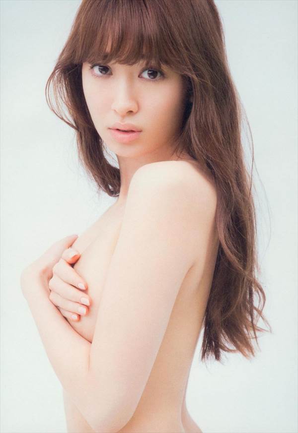肌荒れ疑惑のAKB48小嶋陽菜のブラジャーとパンティーの下着姿エロ画像