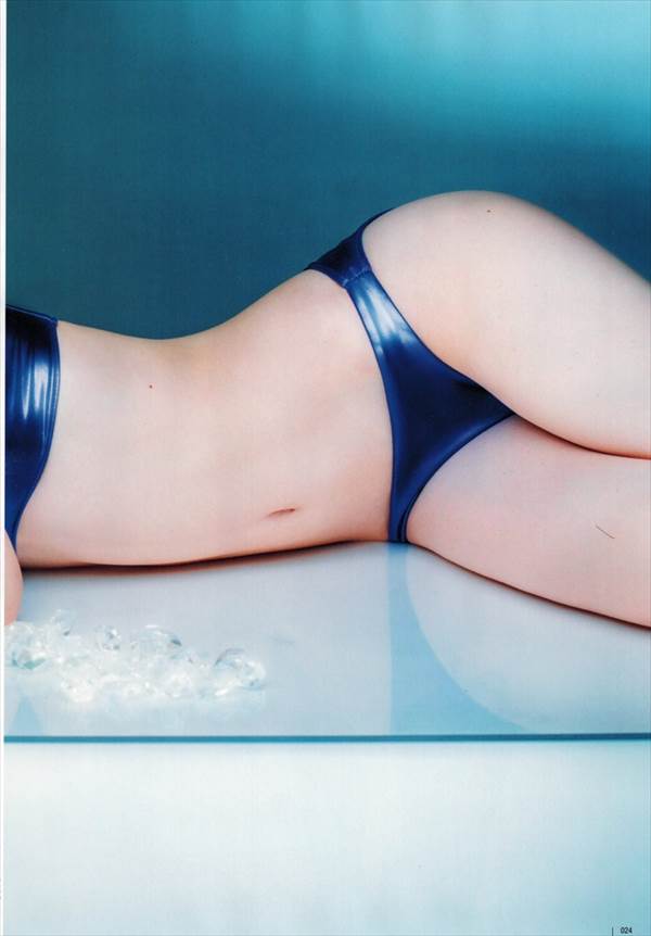 ふんわり眩い清楚系ビューティのHKT48松岡菜摘のエロい純白ビキニ水着画像