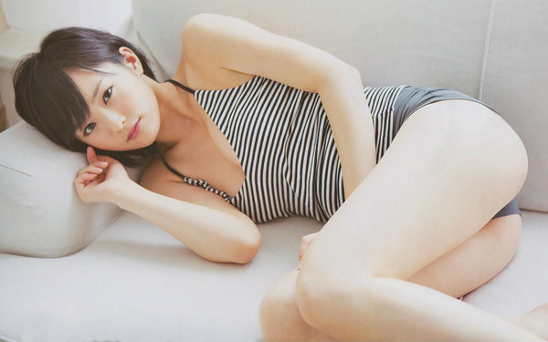 NMB48山本彩の黒パンストに黒下着姿のエロ画像