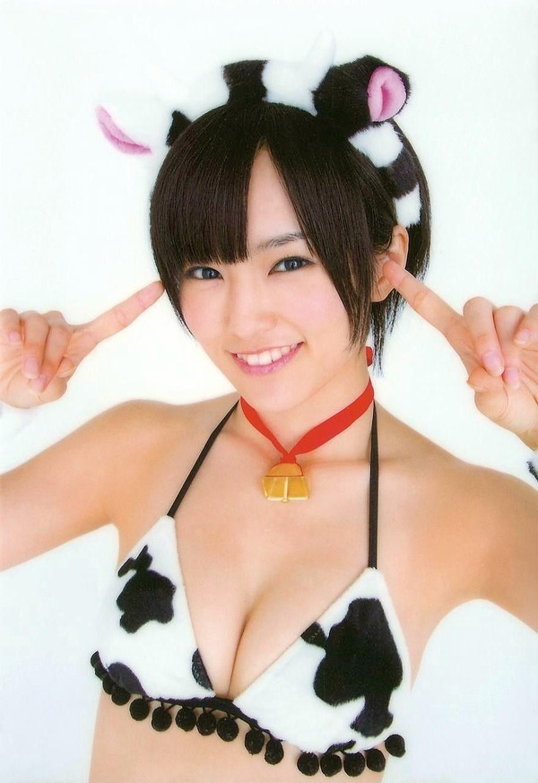 NMB48山本彩の黒パンストに黒下着姿のエロ画像