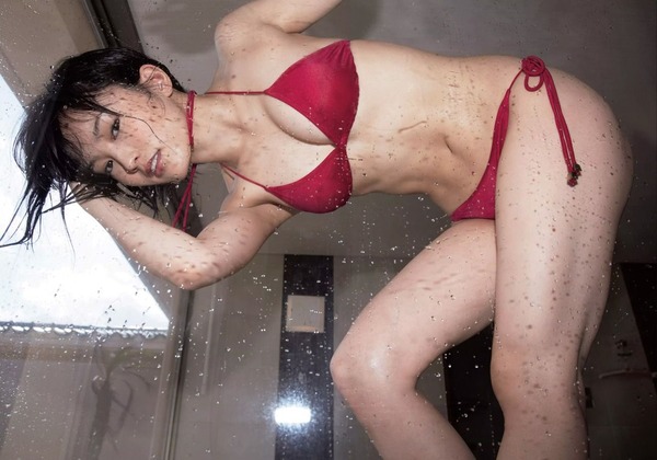 NMB48山本彩の黒パンストに黒下着姿のエロ画像