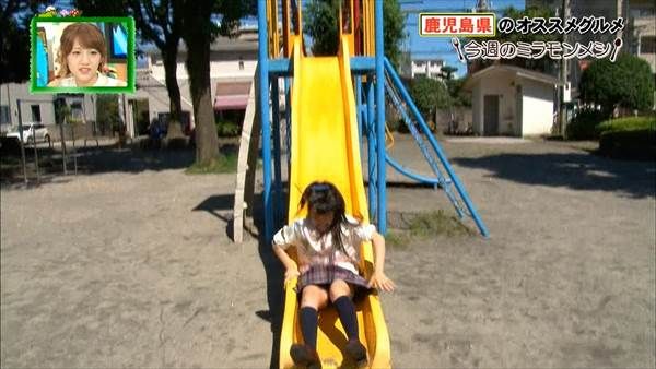 AKB48下青木香鈴がテレビでミニスカートからあわやパンチラエロ画像