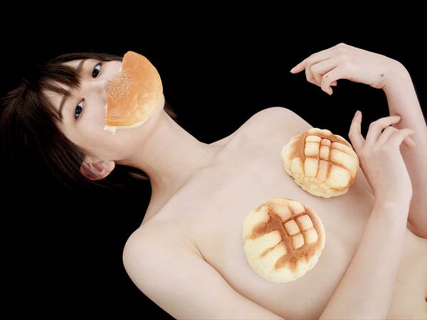 元AKB48光宗薫の裸でパンで胸を隠すパンブラエロ画像、「テレビを見ながら、テレビに話しかけています」