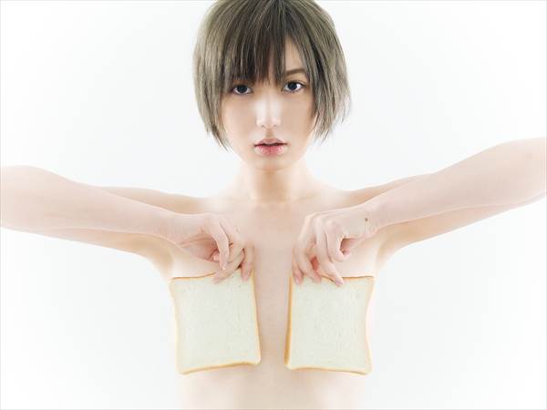 元AKB48光宗薫の裸でパンで胸を隠すパンブラエロ画像、「テレビを見ながら、テレビに話しかけています」