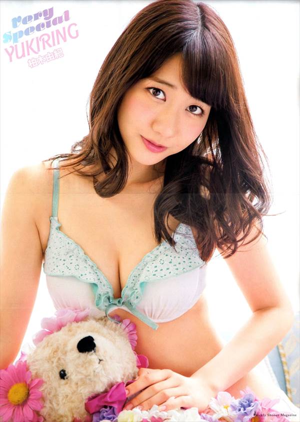 AKB48柏木由紀がテレビ『フレンチ・キスのキス旅2』でバリ島で胸元がこぼれんばかりのビキニ水着画像