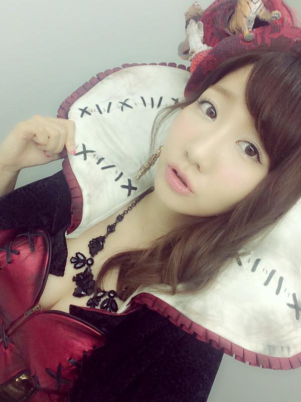 AKB48柏木由紀がツイッターで胸の谷間見えセクシー画像「ゆきりんが幼く見えて可愛い！」