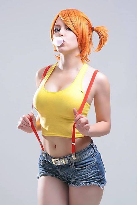 外国人コスプレイヤーの全裸でおっぱい丸見えエロ画像