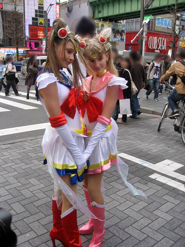 外国人コスプレイヤーの全裸でおっぱい丸見えエロ画像