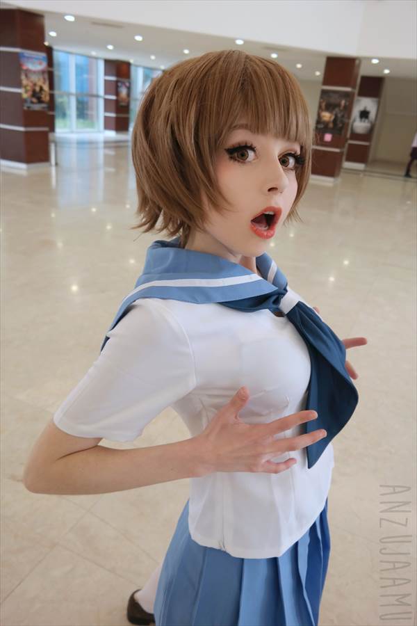 外国人コスプレイヤーの全裸でおっぱい丸見えエロ画像