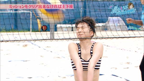 SDN48芹那がテレビのビーチバレーでビキニ水着で胸の谷間セクシー画像