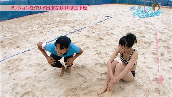 SDN48芹那がテレビのビーチバレーでビキニ水着で胸の谷間セクシー画像