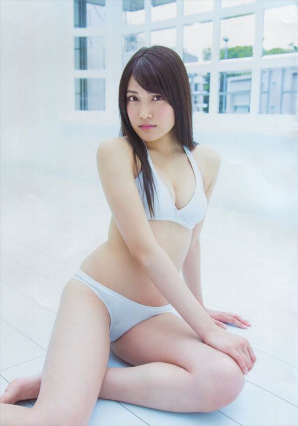 まるで人魚姫のような姿で横たわっているAKB48入山杏奈がツイッターでエロいビキニ画像
