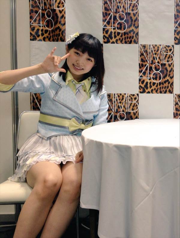 NMB48太田夢莉の足上げてパンチラしてるエロ画像