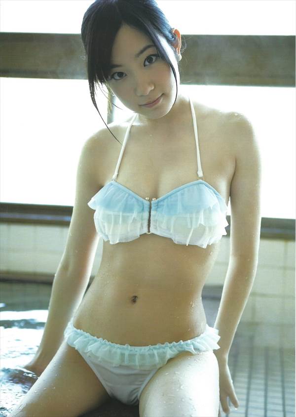 芸能活動を再開した元SKE48矢神久美のビキニ水着で水に濡れてるエロ画像