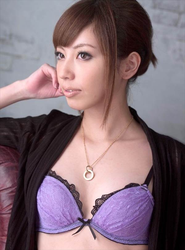 AV女優横山美雪がパンティー一枚のおっぱい丸出しでパンツ脱ぎかけ挑発エロ画像