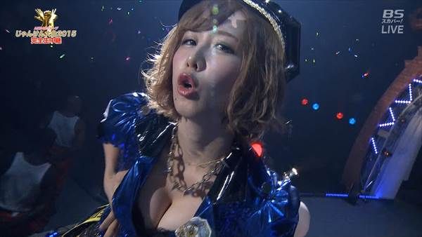 テレビでAKB48大家志津香が巨乳おっぱいを手で寄せて胸の谷間見えエロ画像