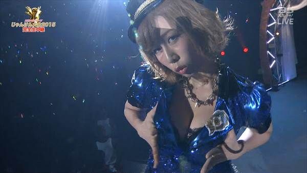 テレビでAKB48大家志津香が巨乳おっぱいを手で寄せて胸の谷間見えエロ画像