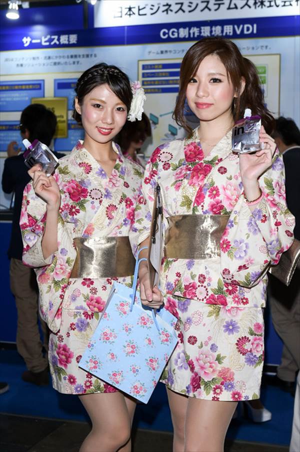 ＴＧＳ２０１５でミニスカポリスのようなコスプレでエロい太もも画像