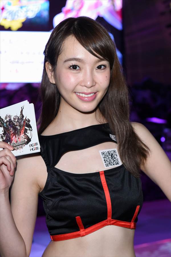 ＴＧＳ２０１５で前がぱっくり開いておっぱい胸の谷間丸見えエロコスプレ画像