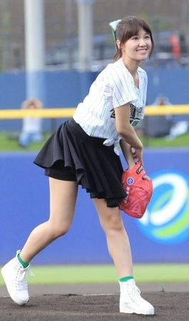 SNH48鈴木まりやが始球式でミニスカートからエロい太もも見えエロ画像