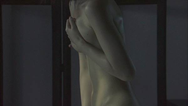女優尾野真千子の濡れ場で全裸おっぱい乳首、ブラジャー見えエロ画像