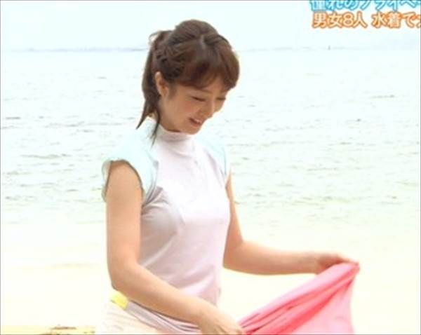 川田裕美アナの服の上から透けて見える胸の谷間画像