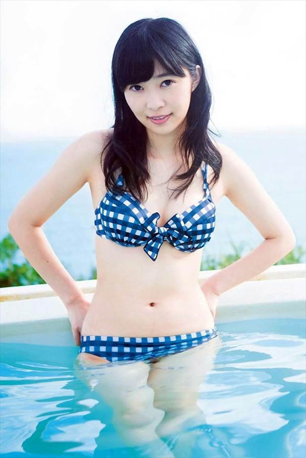 「恋愛禁止ってやめません？」HKT48指原莉乃のビキニ水着で水につけってる画像