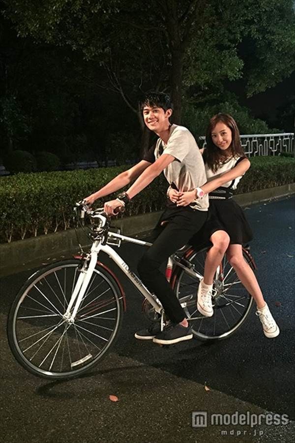 中国映画「雨衣（レインコート）」で初主演の板野友美のビキニ水着画像