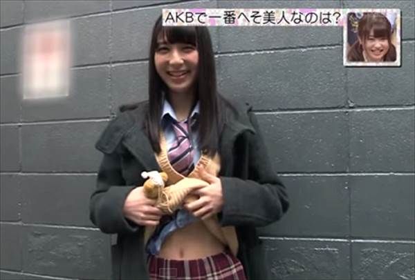 HKT48松岡菜摘のエロい恥じらい縞々ビキニ水着でお尻画像