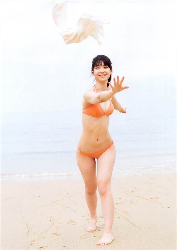 HKT48松岡菜摘のビキニ水着で入浴して水に濡れてる画像