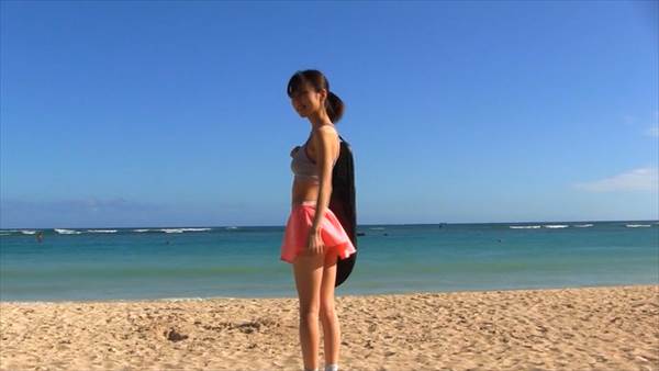 アイドル真野恵里菜の胸元見えの露出度の高いエロ衣装画像