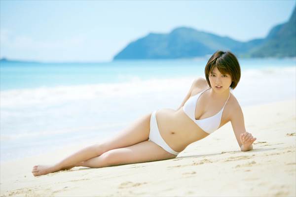 アイドル真野恵里菜の胸元見えの露出度の高いエロ衣装画像