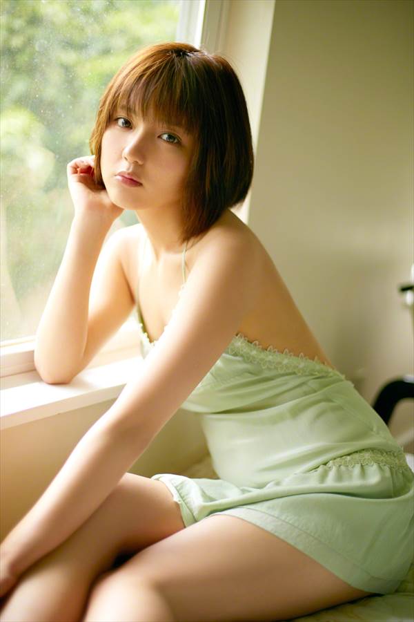 アイドル真野恵里菜の女子高生制服姿でパンチラエロ画像