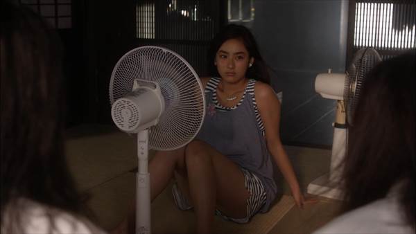 女子高生平祐奈がドラマ『JKは雪女』でエロい太もも、へそ出しセクシーシーン画像